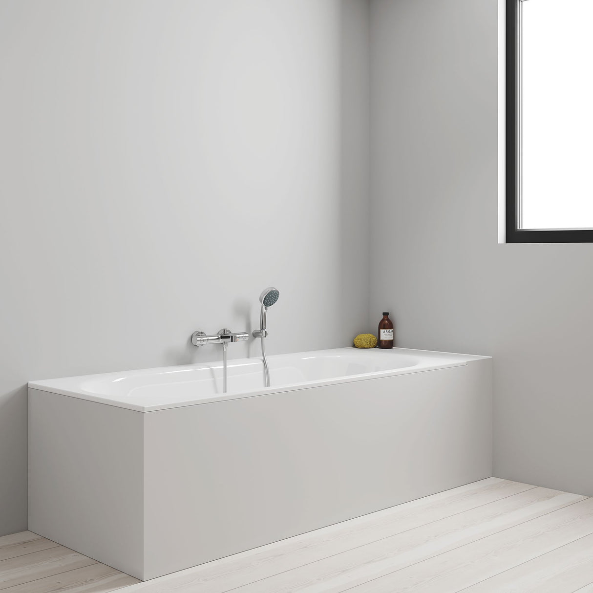 Baignoire Grohe blanche rectangulaire avec mitigeur mural, salle de bain moderne lumineuse