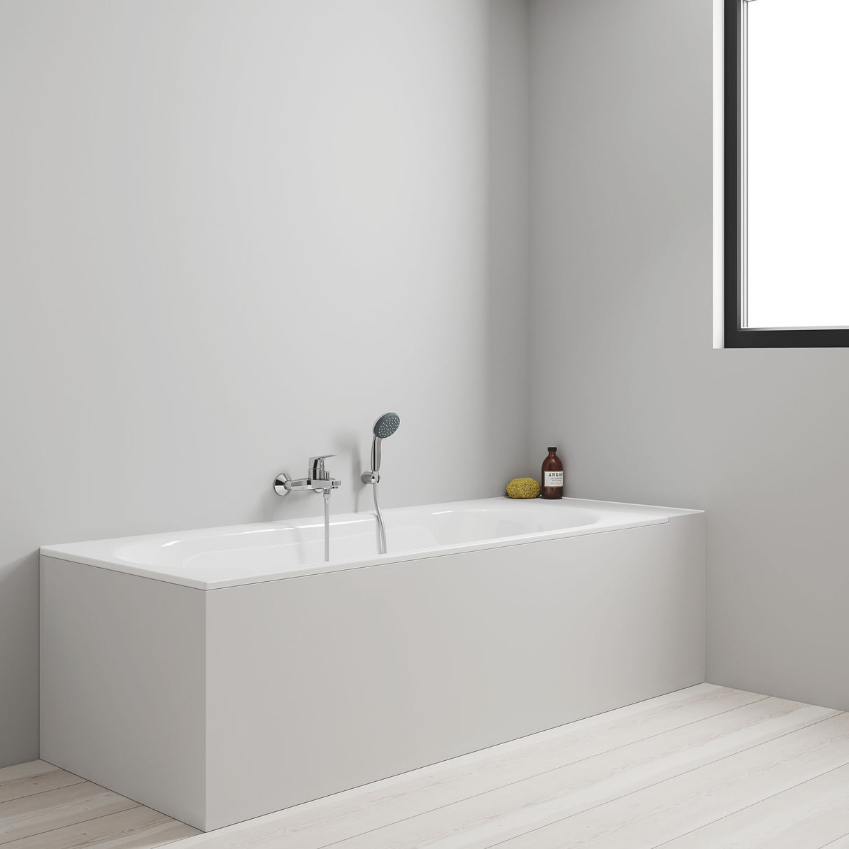 Baignoire Grohe blanche, modèle rectangulaire, installée dans une salle de bain moderne.