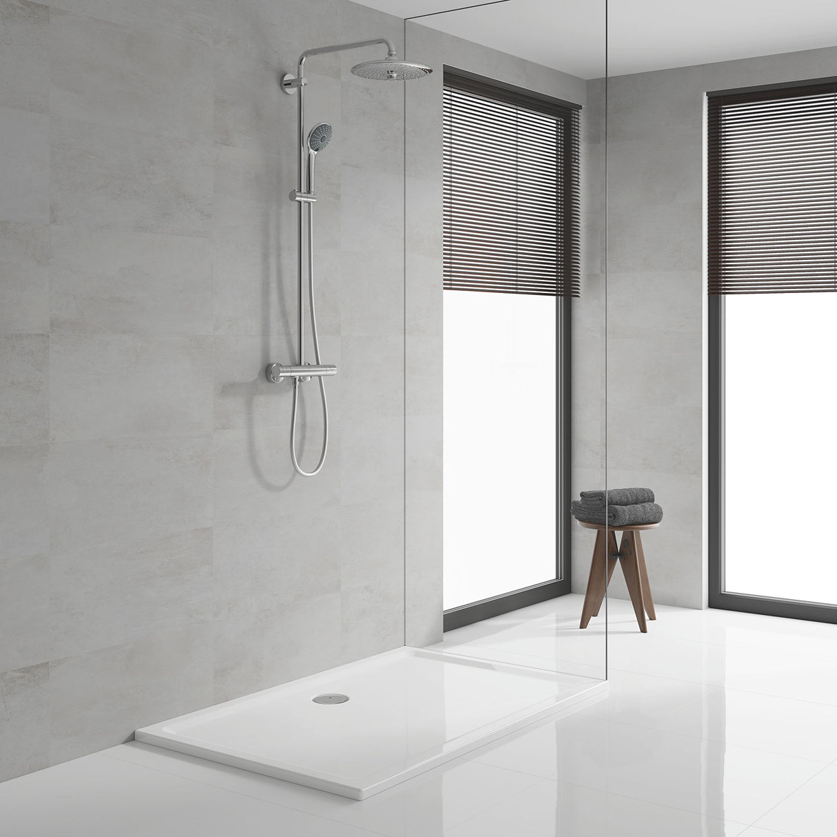 Colonne de douche Grohe chromée, salle de bain moderne, robinetterie couleur argentée