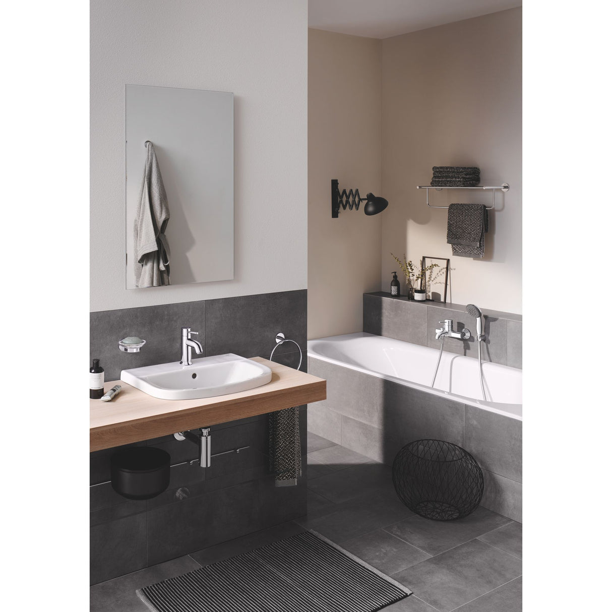 Salle de bain moderne avec robinetterie Grohe, lavabo et baignoire couleur gris anthracite