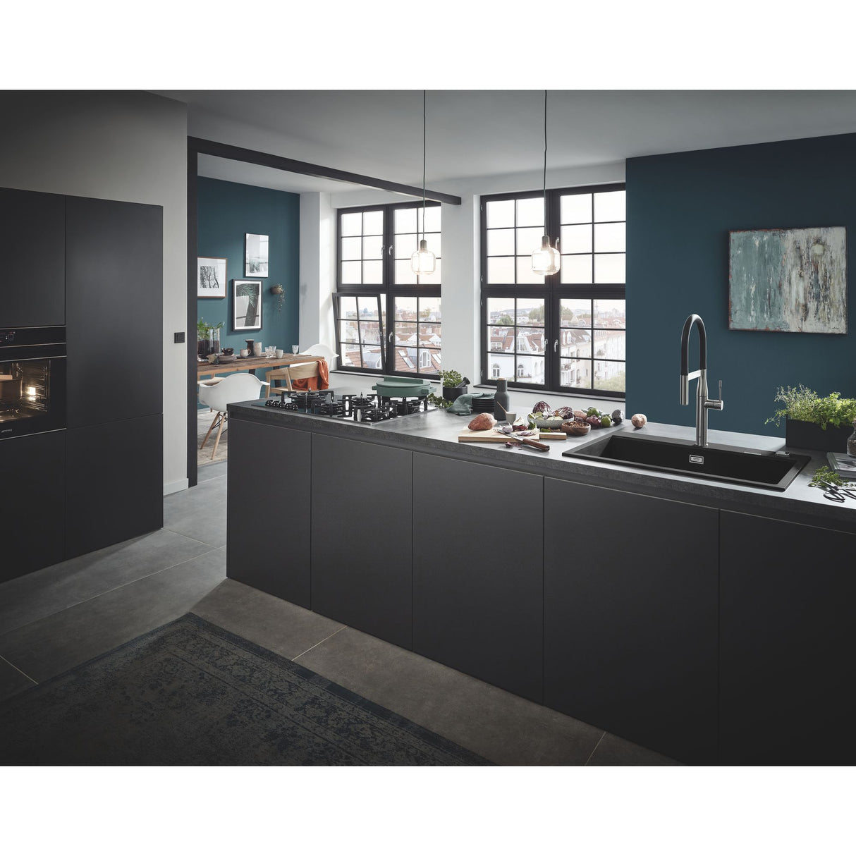 Mitigeur GROHE, robinet de cuisine, couleur inox, installé sur îlot moderne