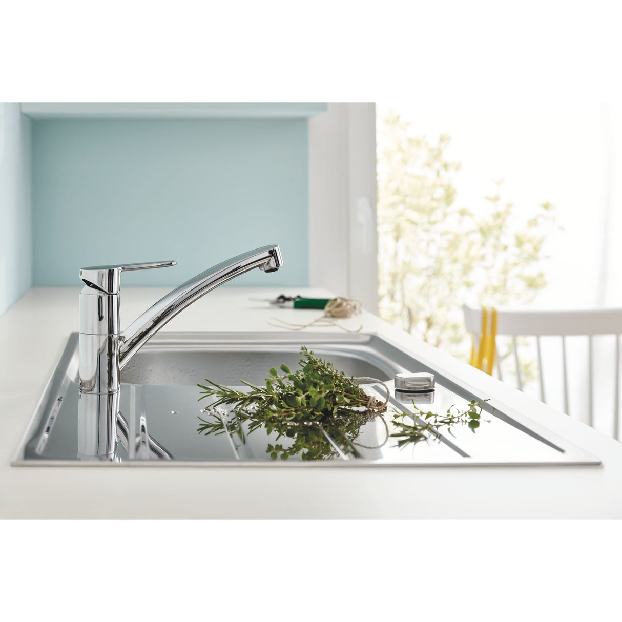 Mitigeur de cuisine Grohe, robinet chromé, couleur argent, design moderne.