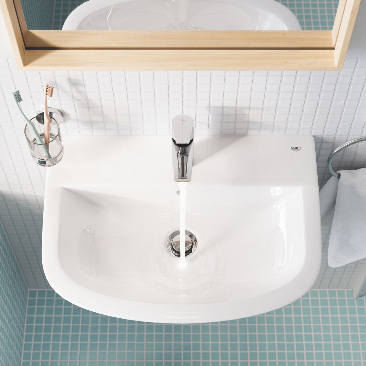 Lavabo blanc Grohe, robinetterie chromée, salle de bain moderne, couleur blanche