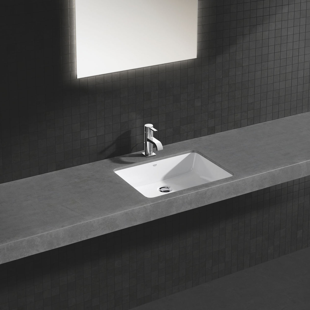 Mitigeur lavabo chromé Grohe, robinet salle de bain moderne, finition argentée.