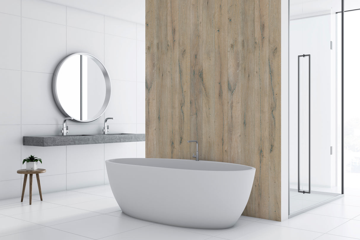 Baignoire Vipanel, panneau mural bois chêne, couleur perle, dans salle de bain moderne.