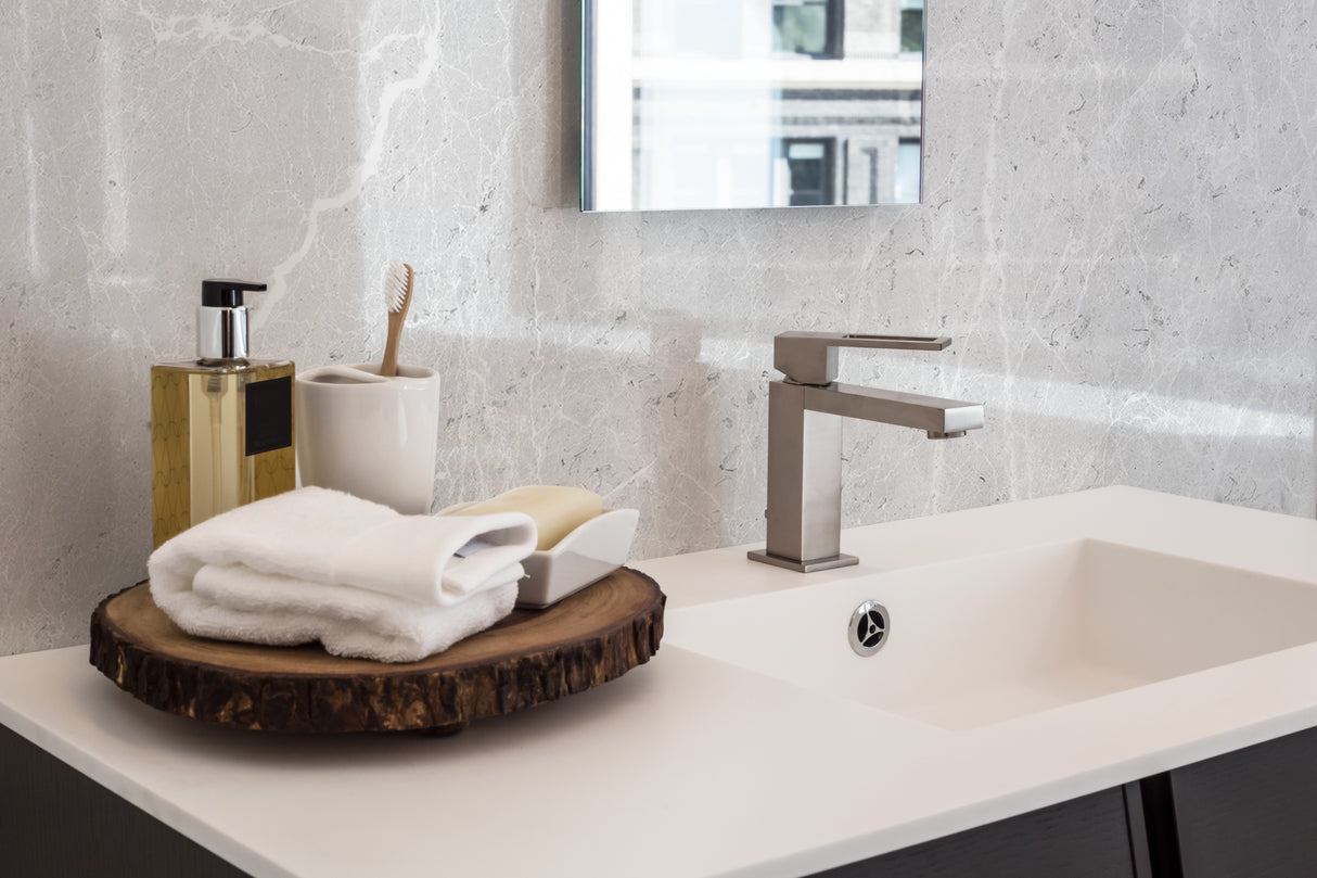 Crédence salle de bain Vipanel, type brillant, couleur aragon gris, installée derrière un lavabo moderne.