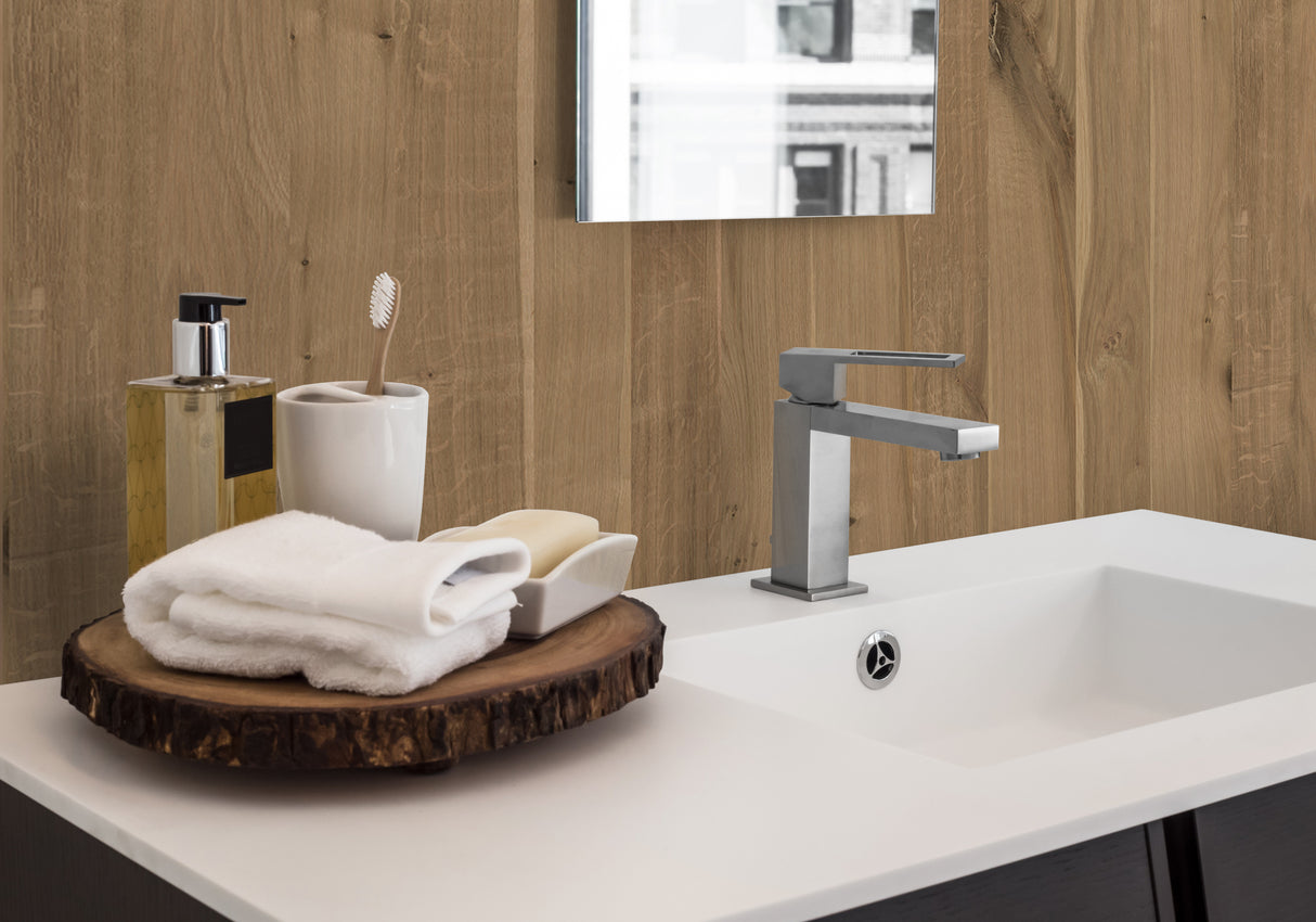 Crédence salle de bain VIPANEL, type décoratif, couleur bois chêne sauvage, devant un lavabo moderne.