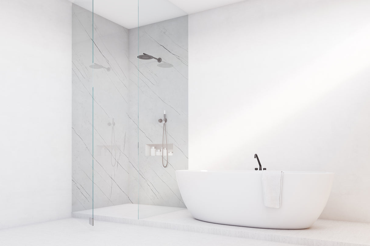 Douche d'angle Vipanel, type panneau mural, couleur mat perle, effet marbre classico.