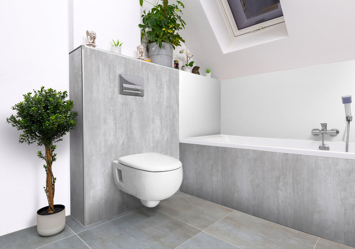 Bloc baignoire BATIPANEL, panneau décoratif gris béton pour salle de bain moderne.