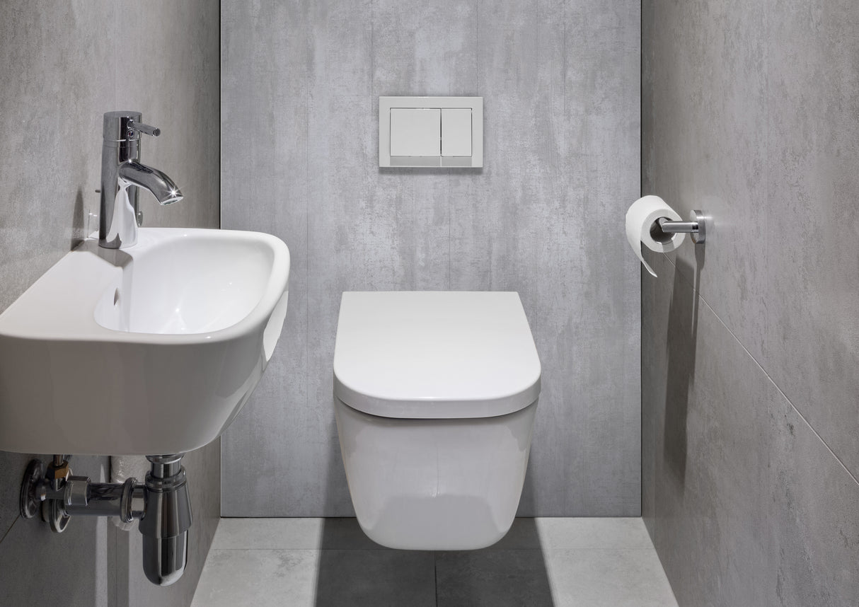 Toilette suspendue blanche de marque Niche, type WC, couleur blanc, dans salle de bains moderne.