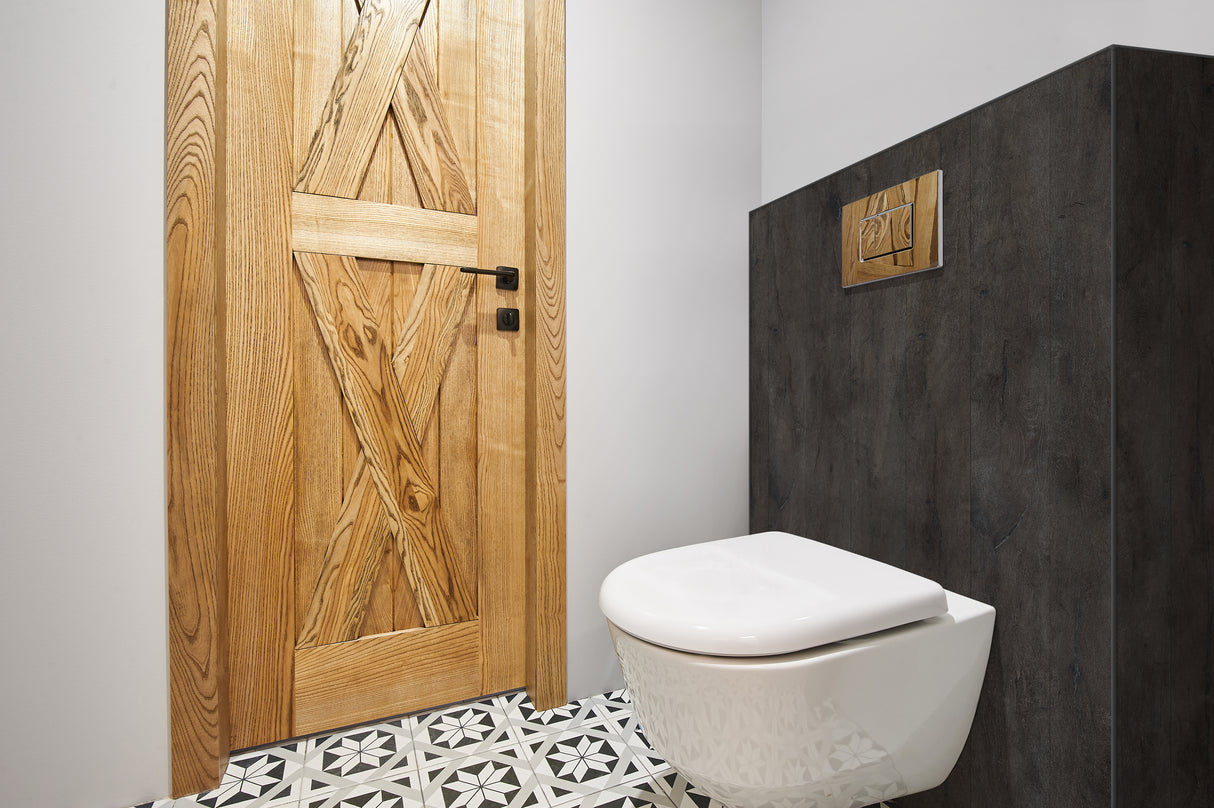 Plaque de commande WC VIPANEL, sanitaire, coloris bois clair, sur fond carrelage gris élégant