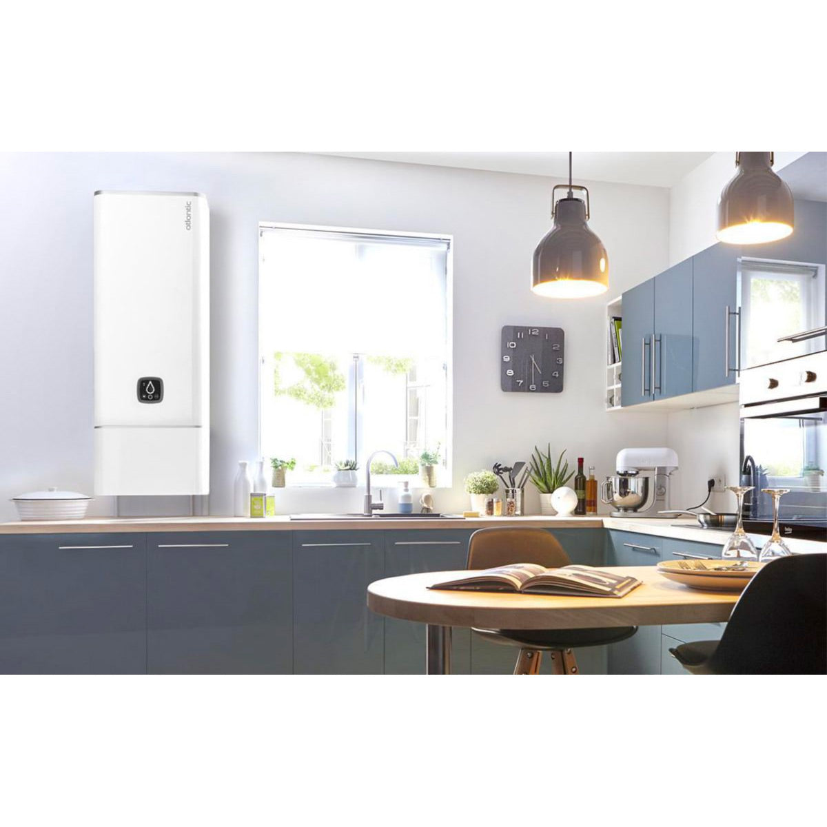 Chauffe-eau Atlantic blanc mural dans une cuisine moderne, produit de marque, couleur blanche