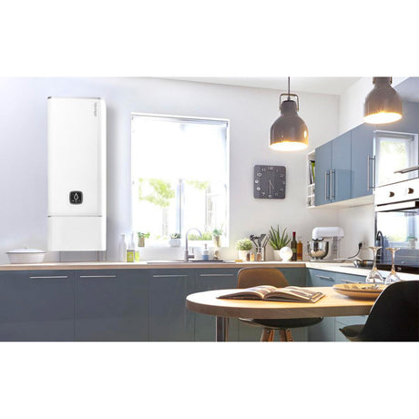 Chauffe-eau Atlantic blanc mural dans une cuisine moderne, produit de marque, couleur blanche