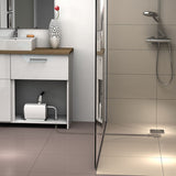 Pompe de relevage SFA Sanifloor+ avec bonde Ø90 pour receveurs extra-plats, vue de face.