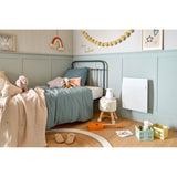 Radiateur électrique Atlantic blanc installé dans une chambre d'enfant, design moderne.
