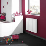Radiateur blanc Atlantic électrique mural dans une chambre d'enfant avec murs bordeaux