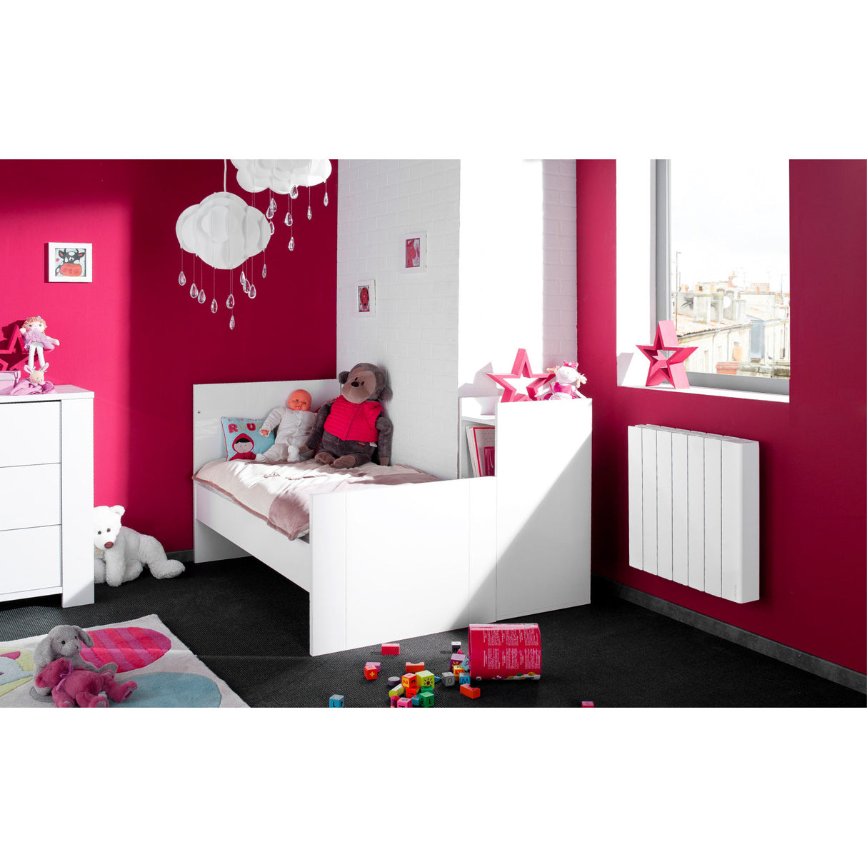 Radiateur électrique blanc Atlantic, type panneau, dans une chambre d'enfant rose