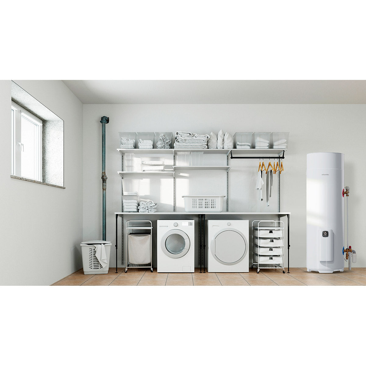 Chauffe-eau Atlantic blanc, ballon d'eau chaude vertical dans une buanderie moderne.