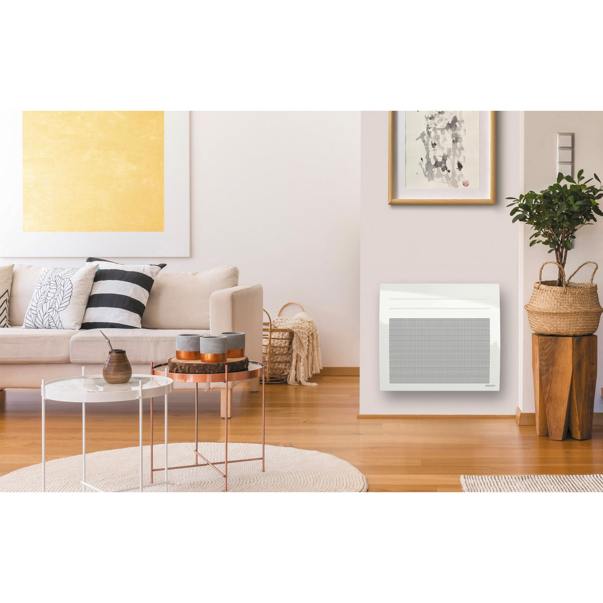 Radiateur électrique Atlantic blanc, installé dans un salon moderne, marque visible Atlantic.