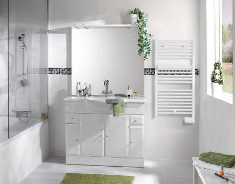 Radiateur sèche-serviettes blanc Acova mural dans salle de bain design, couleur blanche.