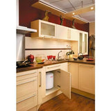 Chauffe-eau blanc Atlantic installé sous évier dans une cuisine moderne beige.
