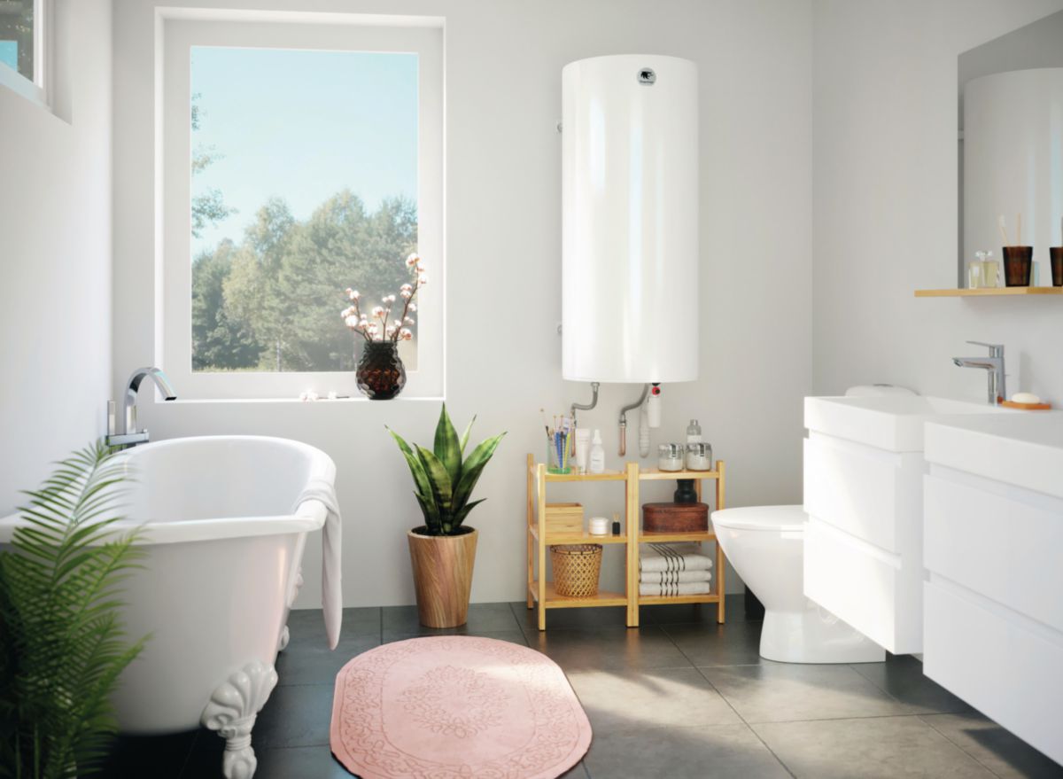 Chauffe-eau Atlantic blanc mural dans salle de bain moderne, type ballon d’eau chaude