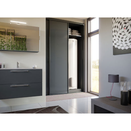 Chauffe-eau Atlantic, blanc, installé dans un placard moderne de salle de bain grise