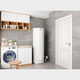 Chauffe-eau Thermor blanc, ballon d’eau chaude vertical dans une buanderie moderne
