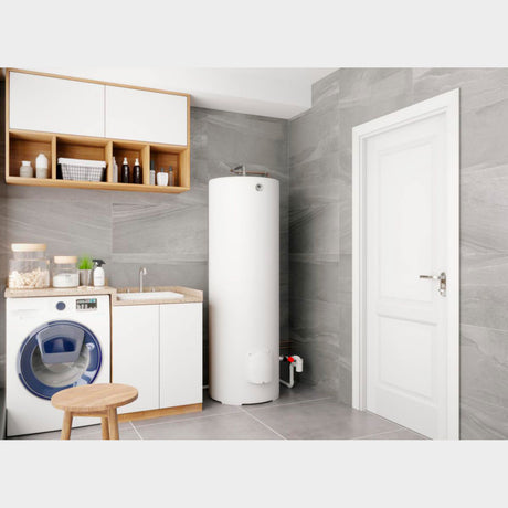 Chauffe-eau Thermor blanc, ballon d’eau chaude vertical dans une buanderie moderne