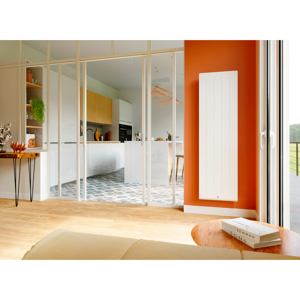 Radiateur Atlantic vertical blanc dans salon moderne, chauffe-eau design mural.