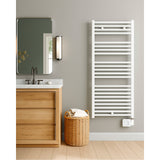 Sèche-serviettes blanc, marque Atlantic, type radiateur mural, dans une salle de bains moderne.