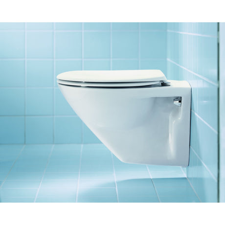 WC suspendu Grohe blanc, céramique sanitaire, design moderne sur carrelage bleu