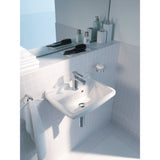 Lavabo blanc Grohe, type céramique, avec robinet chromé, installé dans une salle de bain moderne.