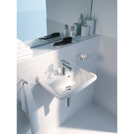 Lavabo blanc Grohe, type céramique, avec robinet chromé, installé dans une salle de bain moderne.
