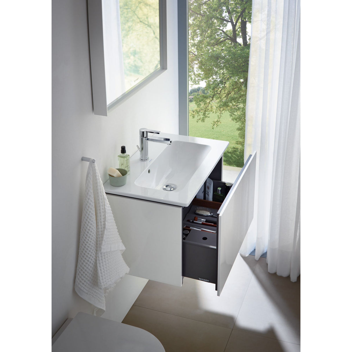 Meuble sous-vasque Duravit blanc, meuble de salle de bain design avec tiroir ouvert
