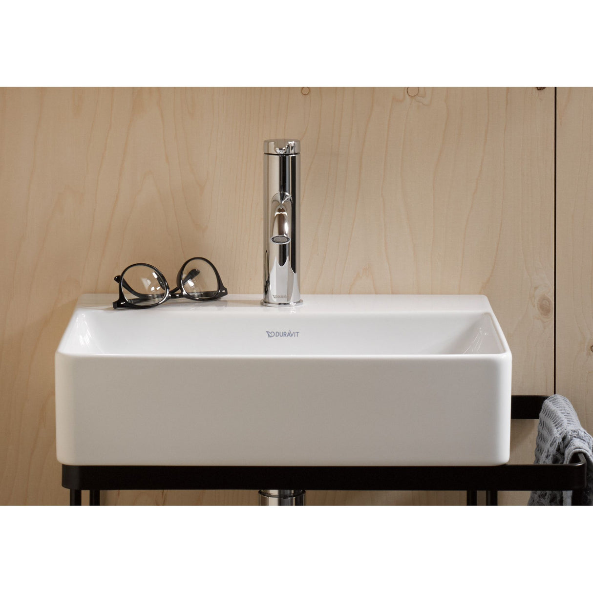 Lavabo blanc Duravit avec robinet chromé, accessoire de salle de bain moderne.