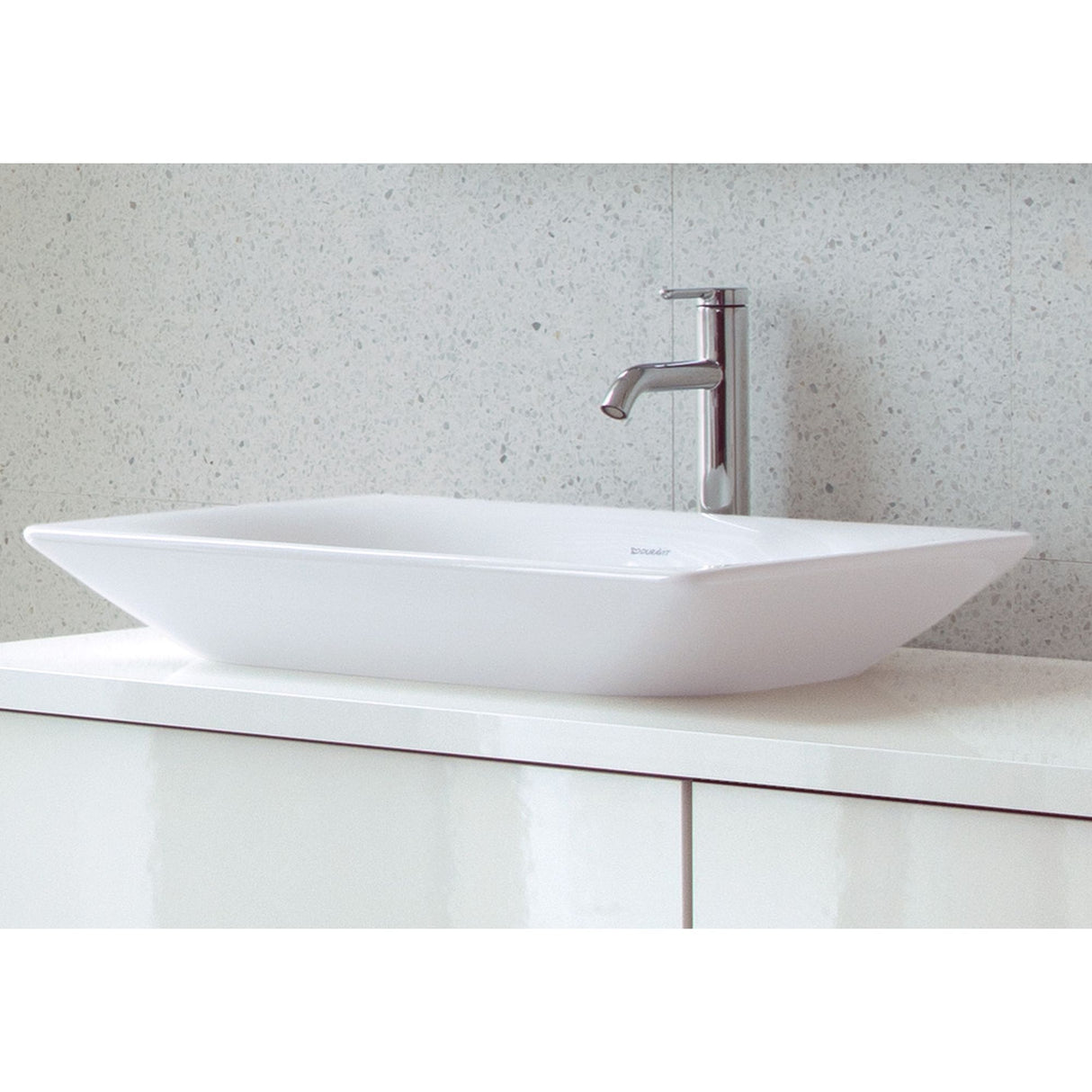 Lavabo blanc Duravit rectangulaire en céramique avec robinet chromé, salle de bain moderne