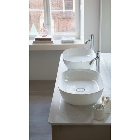 Vasque à poser blanche en céramique marque Villeroy & Boch, salle de bain moderne