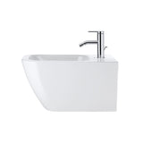 Bidet blanc Grohe mural en céramique avec robinet chromé, moderne et design.