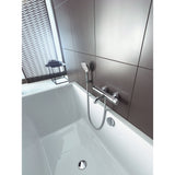 Mitigeur de baignoire chromé Grohe, robinetterie murale moderne couleur argent.