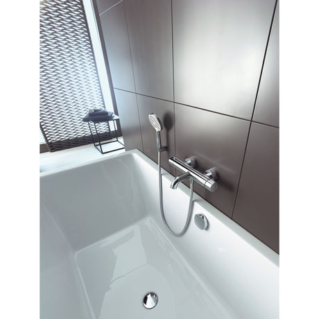 Mitigeur de baignoire chromé Grohe, robinetterie murale moderne couleur argent.