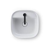 Lavabo blanc avec robinet noir, marque Laufen, sanitaire moderne.