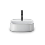 Mitigeur Duravit noir sur lavabo blanc, robinetterie salle de bain moderne.