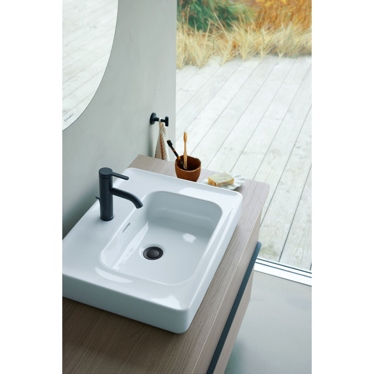 Mitigeur noir Grohe, robinet de salle de bain moderne sur lavabo blanc, style contemporain