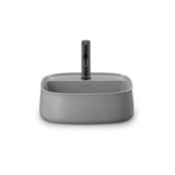 Vasque grise Duravit avec robinet automatique noir, design moderne pour salle de bain