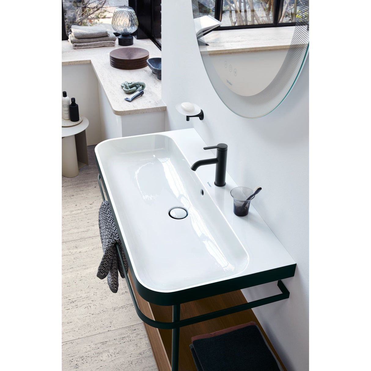 Vasque blanche Duravit, type lavabo salle de bain, robinet noir, design moderne