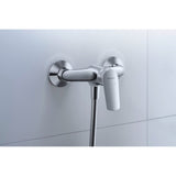 Mitigeur de douche Duravit, robinetterie murale, finition chromée argentée.