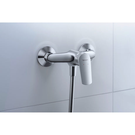 Mitigeur de douche Duravit, robinetterie murale, finition chromée argentée.