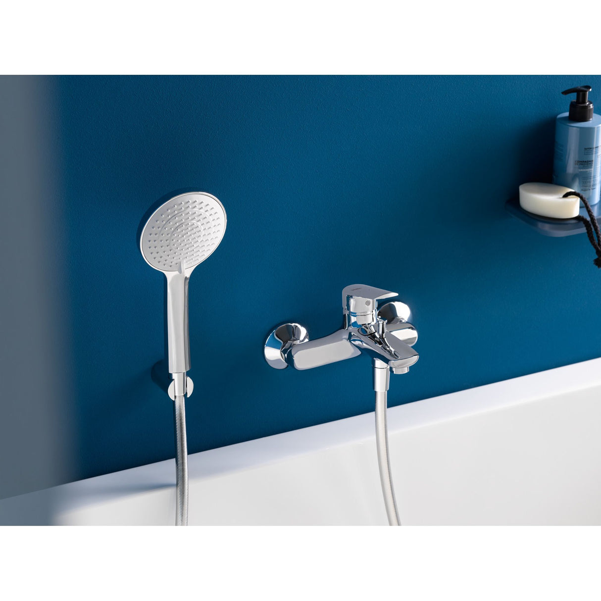 Mitigeur de bain Grohe chromé avec douchette, robinetterie salle de bain moderne.
