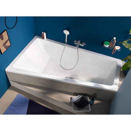 Baignoire blanche Duravit rectangulaire, sanitaire, installée dans une salle de bain moderne